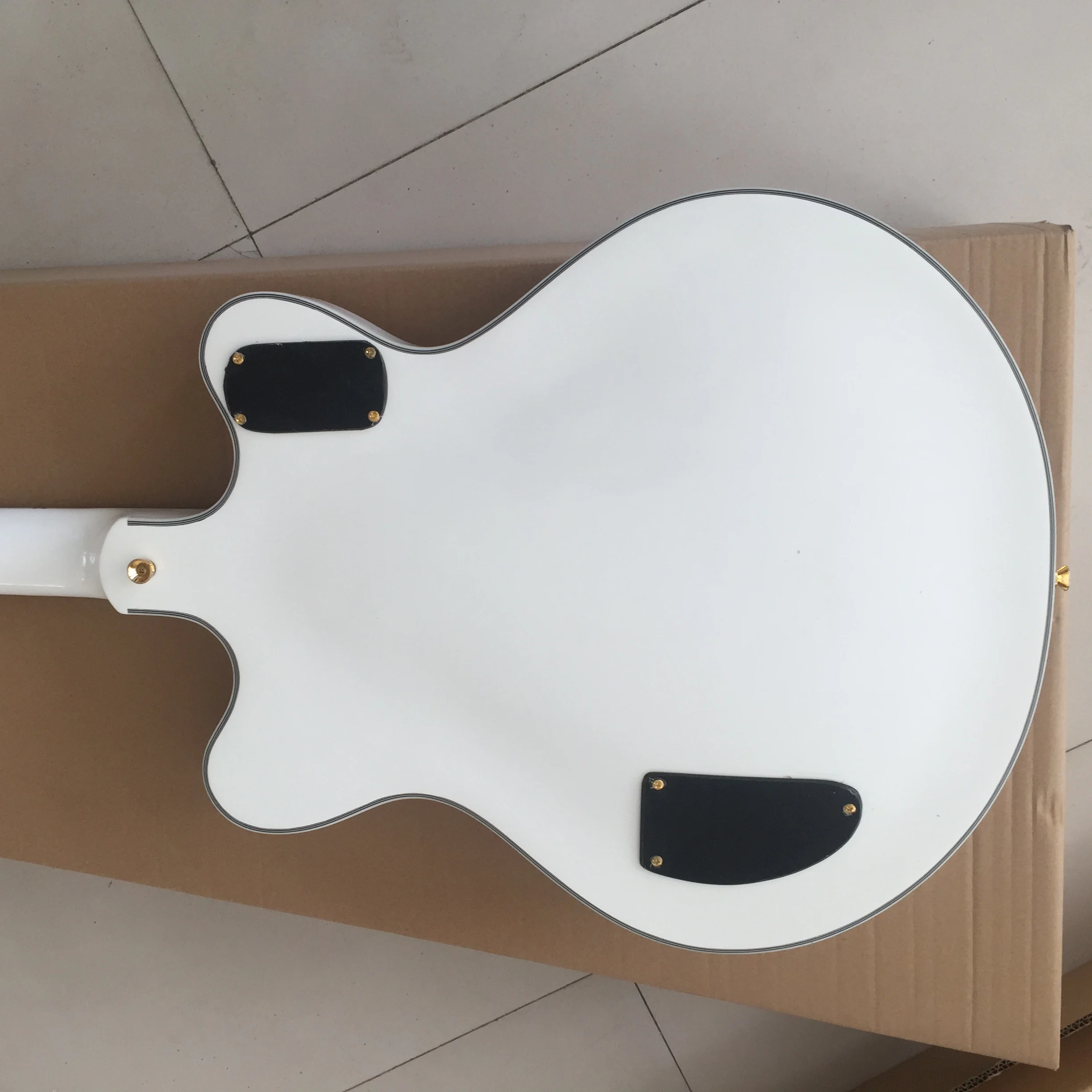 Didmeninė gitara Kinijos gitara nauja balta džiazo elektrinė gitara. Gera garso kokybė, nemokamas pristatymas