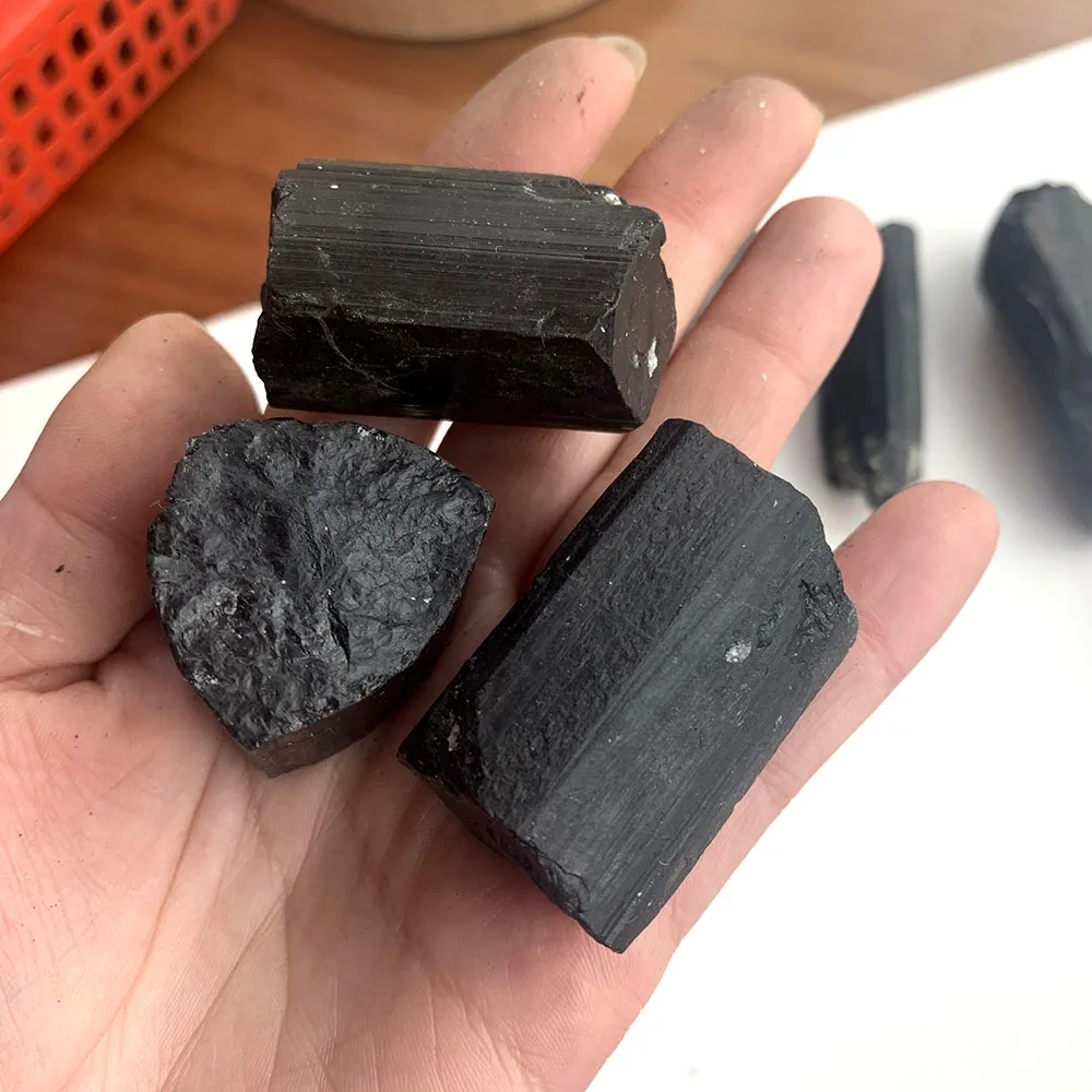 1pcs Natūralių kristalų didelės grūdų juodas turmalinas rūdos ženklas Jet akmens Energijos kristalinis kvarcas Mano standartinis kolekcija